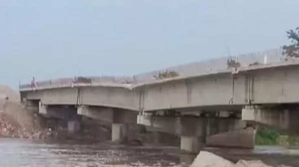 Kishanganj Bridge Collapse: बिहार में एक और पुल हादसा, किशनगंज में मेची नदी पर बन रहा पुल धंसा