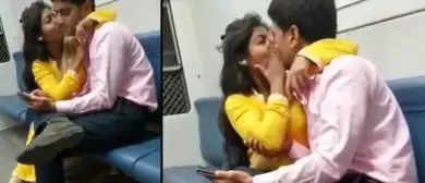 लड़के ने रोका मगर नहीं मानी लड़की, Mumbai Local Train में कपल का Kiss करते Video Viral...