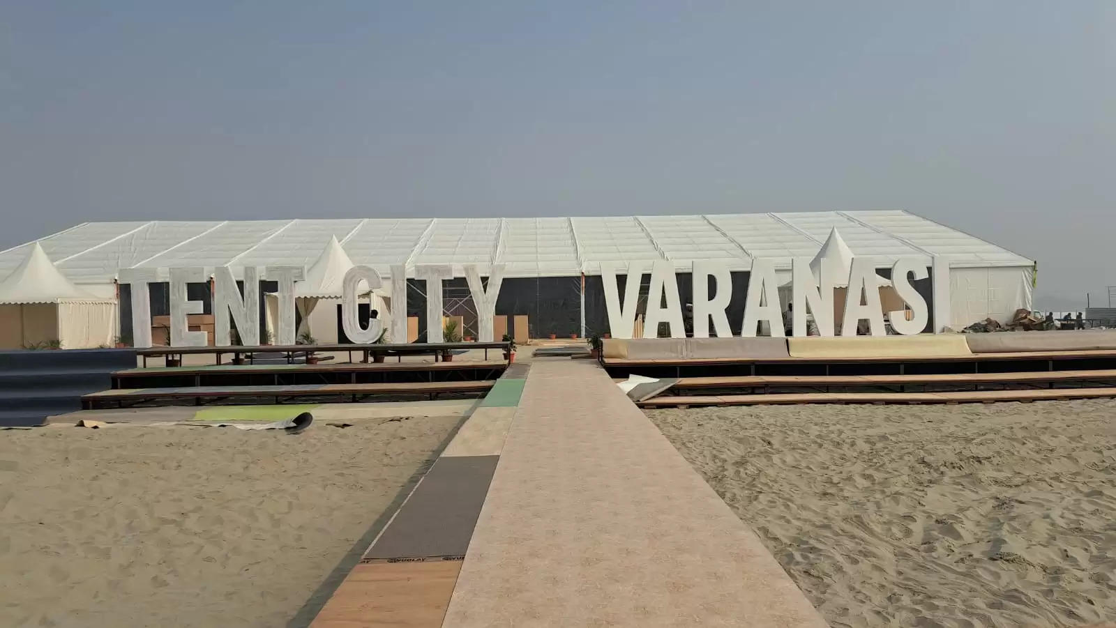 Varanasi Tent City: गंगा की रेत में बसी टेंट सिटी को देखकर हो जाएंगे गदगद! कैसे कर सकेंगे बुकिंग? जानिये क्या हैं सुविधाएं?