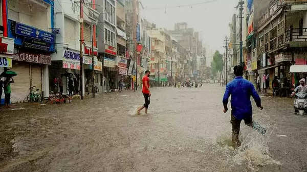 Varanasi Weather Alert: वाराणसी में बारिश को लेकर आई खुशखबरी, तीन दीनों तक बारिश का अलर्ट, जानें मौसम का हर अपडेट