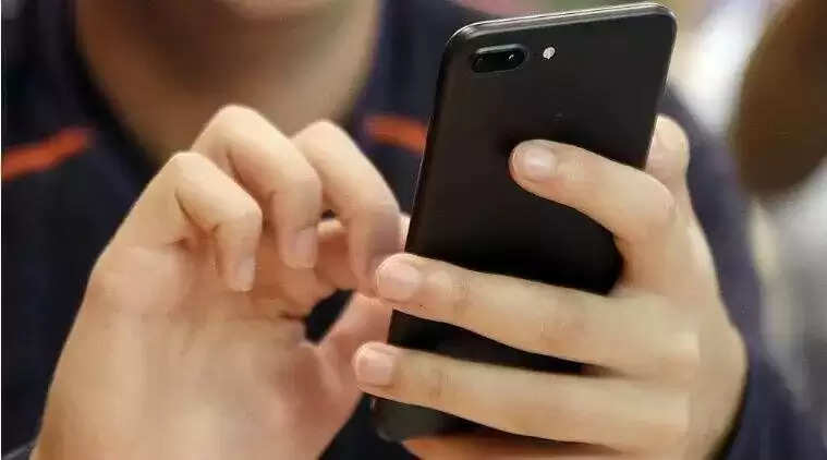मोबाइल चलाने से बीमार पड़ रहे है भारतीय, Social Media पर कम लाइक-शेयर से मेंटल हेल्थ हो रही डिस्टर्ब