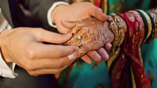 आखिर शादी की अंगूठी चौथी उंगली में ही क्यों पहनाई जाती है, किसी और में क्यों नहीं?