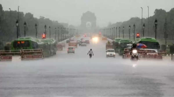 Delhi Weather: अब दिल्ली में बर्फबारी है बाकी, शीतलहर और कोहरे के बाद दिल्ली में बारिश की एंट्री! इन इलाकों के लिए अलर्ट जारी