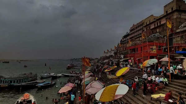 Varanasi Weather Update: आसमान में बादलों ने डाला डेरा, वाराणसी में झमाझम बारिश से खुशनुमा हुआ मौसम, उमस और गर्मी से लोग थे परेशान