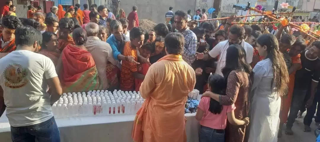 Varanasi News: श्री श्री गीता सोसाइटी ने सावन के तीसरे सोमवार को भी शिवभक्तों को कराया जलपान, खाद्य सामग्री की गई वितरित