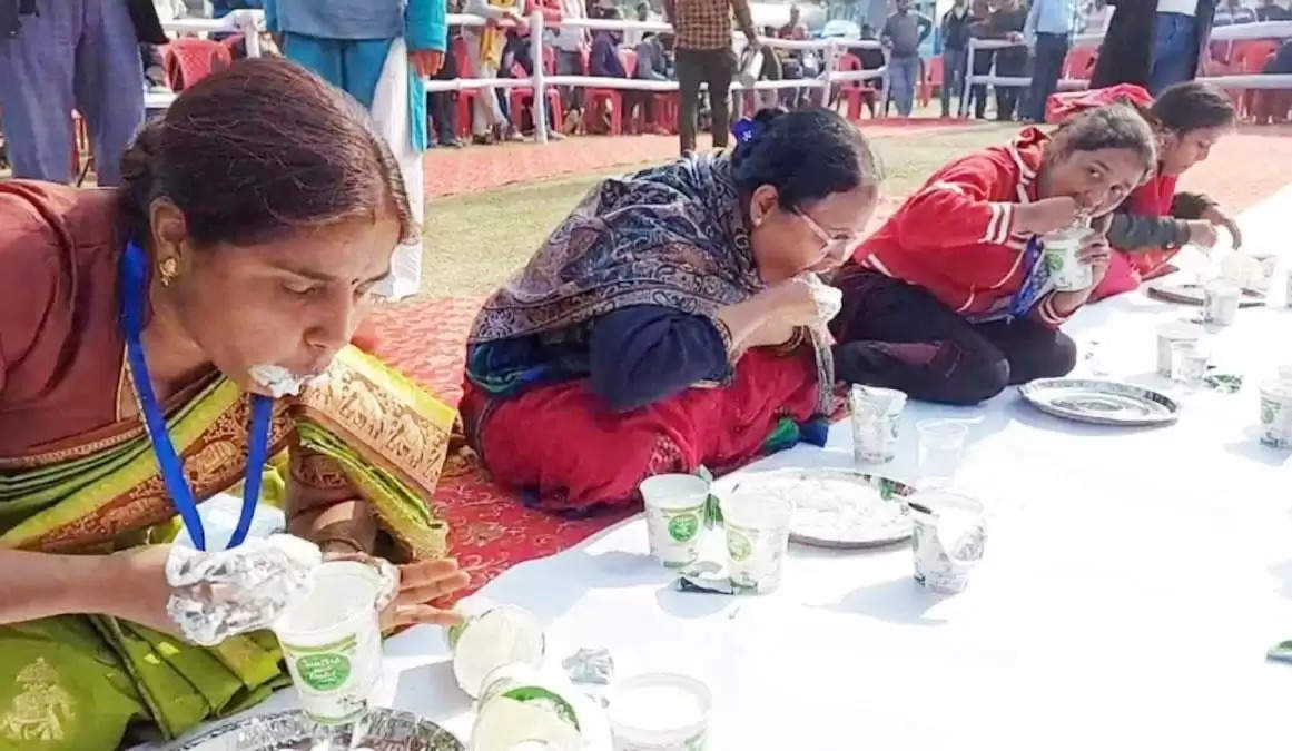 Bihar News: बिहार में अनोखी प्रतियोगिता! 3 मिनट में साढ़े तीन किलो दही खा कर बना विजेता, 500 लोगों ने खा लिया 5 क्विंटल दही