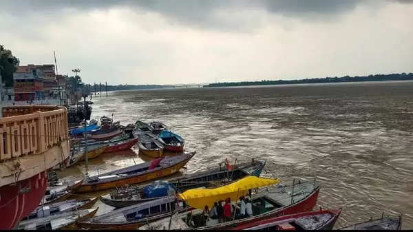 Flood in Ganga: काशी में बढ़ा गंगा का जलस्तर, इतनी प्रति घंटे की है रफ्तार, घाट किनारे बढ़ी चिंता