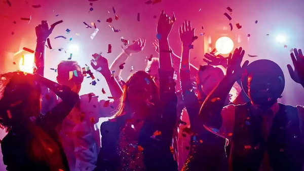 Happy new year 2023: न्यू ईयर पर राज्यों की एडवाइजरी, कर्नाटक में मास्क हुआ अनिवार्य, गोवा में रात 1 बजे तक कर सकेंगे पार्टी