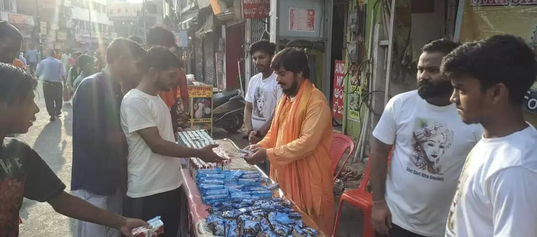 Varanasi News: श्री श्री गीता सोसाइटी ने शिवभक्तों को कराया जलपान, खाद्य सामग्री की गई वितरित