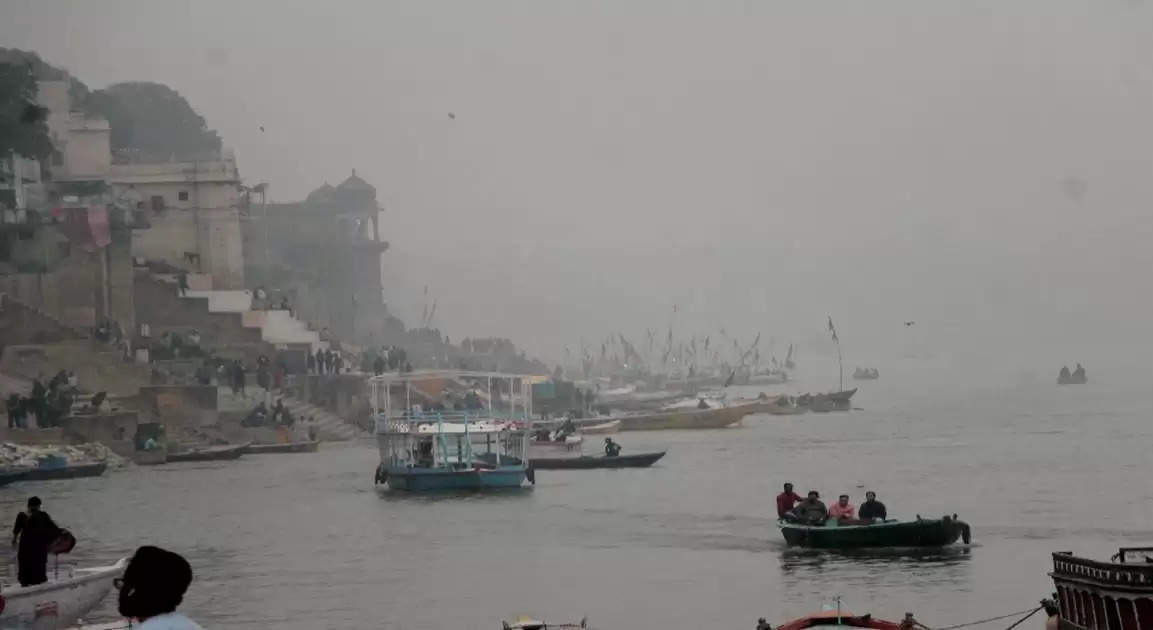 Varanasi Weather: बादलों से घिरा बनारस, बिगड़ा मौसम का मिजाज, मौसम वैज्ञानिक ने दी ये चेतावनी!