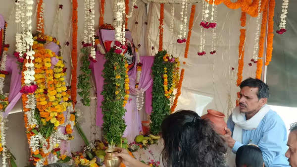 Varanasi News: भगवान जगन्नाथ का हुआ जलाभिषेक, भक्तों के अत्यधिक स्नान कराने से भगवान होंगे बीमार