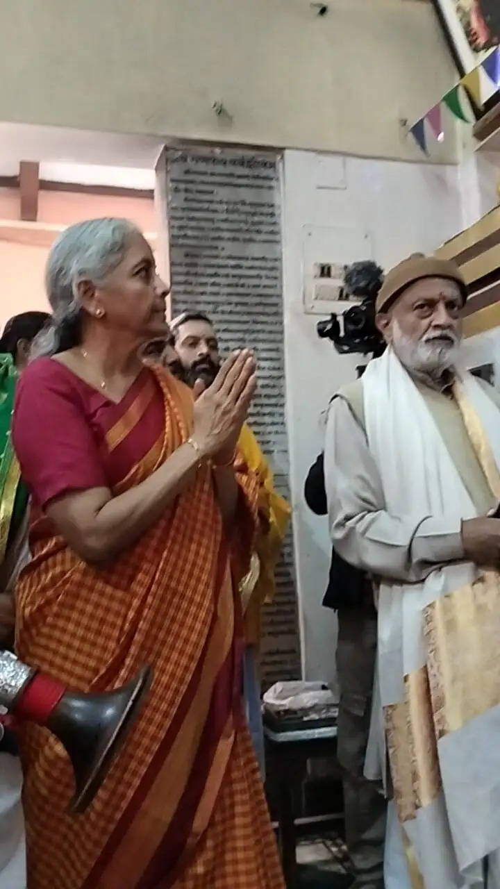 Varanasi News: केन्द्रीय मंत्री निर्मला सीतारमण ने केदार घाट, हनुमान घाट पर की पूजा अर्चना