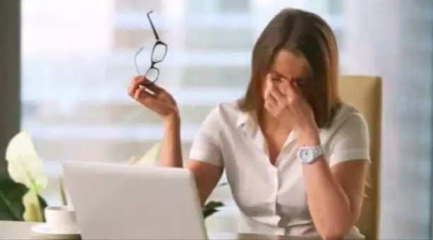 Eye Care Tips: अगर आपको घंटों लैपटॉप और मोबाइल चलाने से आंखों में होता है दर्द, अपनाएं ये घरेलू उपाय, मिलेगा तुरंत आराम