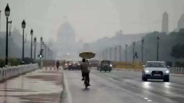 Delhi Weather Update: दिल्ली में कई जगहों पर बारिश, इतने दिनों तक छाए रहेंगे बादल