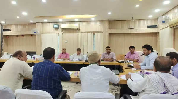 Madhubani News: जिला निर्वाचन पदाधिकारी-सह-जिला पदाधिकारी की अध्यक्षता में मतदान केन्द्रों के युक्तिकरण हेतु प्रारूप सूची के प्रकाशन को लेकर आयोजित हुई बैठक