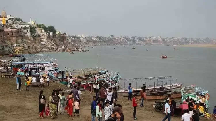 Varanasi Weather News: वाराणसी में आज का मौसम, कभी तेज धूप तो कभी नम हवाएं...