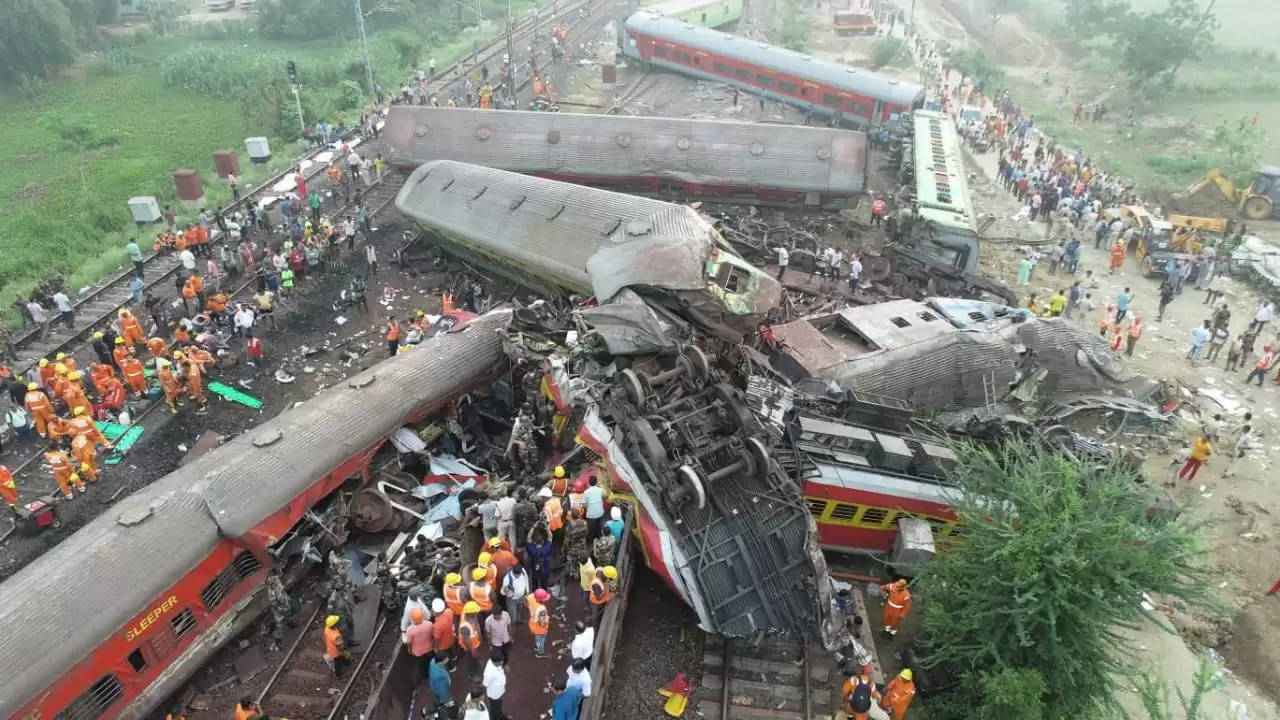 Odisha Train Accident: ओडिशा के बालासोर में बड़ा ट्रेन हादसा, हादसे में अबतक 288 लोगों की मौत, देखें वीडियो...