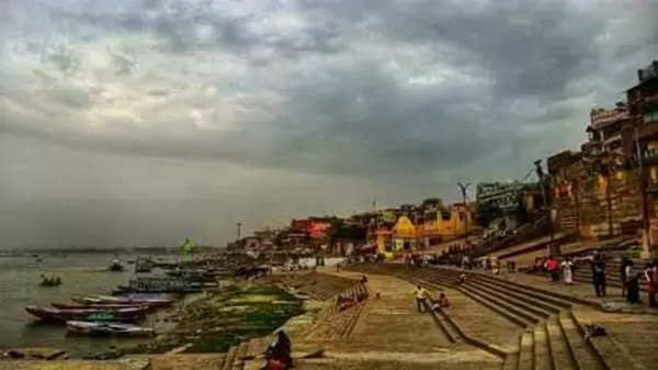 Varanasi Weather News: वाराणसी में तेज बारिश से बदला मौसम का मिजाज, मौसम विभाग ने जारी किया अलर्ट