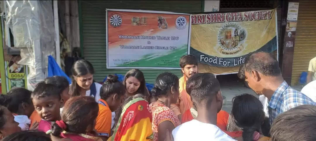 Varanasi News: श्री श्री गीता सोसाइटी ने सावन के तीसरे सोमवार को भी शिवभक्तों को कराया जलपान, खाद्य सामग्री की गई वितरित