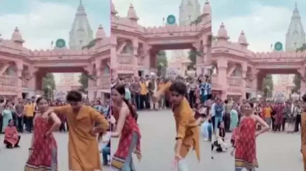 Varanasi News: ​​​​​​​BHU परिसर में विश्वनाथ मंदिर गेट के सामने स्टूडेंट्स ने फिल्मी गानों पर लगाए ठुमके, मचा बवाल