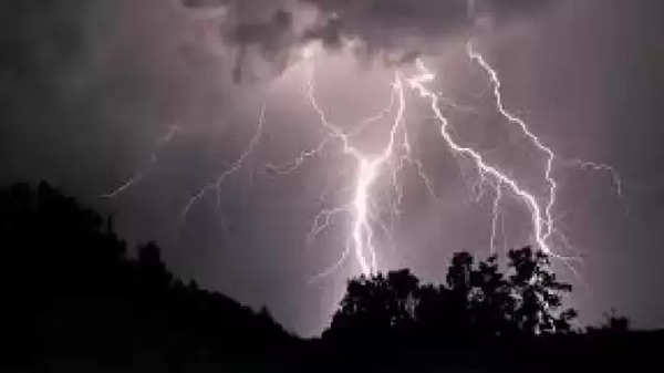 Up Rain Alert: यूपी के कई जिलों में भारी बारिश का अलर्ट, कई जगह बिजली गिरने की भी चेतावनी