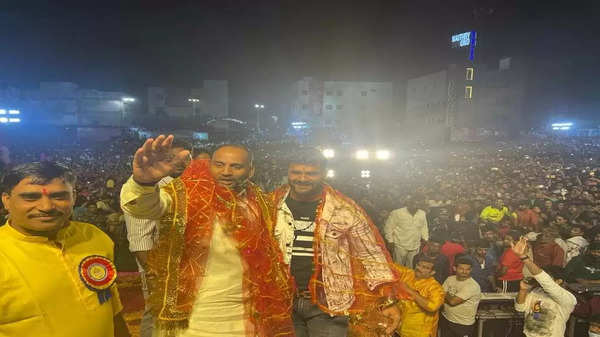 यूपी-बिहार के लोगों ने दिखाई एकजुटता, फिल्म स्टार खेसारी लाल यादव के कार्यक्रम में उमड़ी भीड़