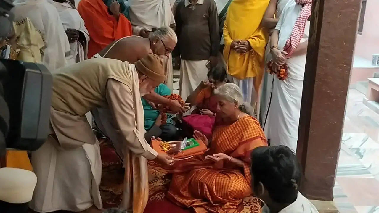 Varanasi News: केन्द्रीय मंत्री निर्मला सीतारमण ने केदार घाट, हनुमान घाट पर की पूजा अर्चना