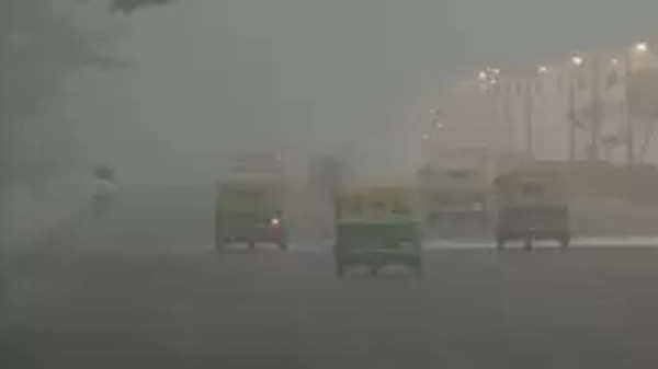 Fog Alert: आ गई दिल्ली वाली सर्दी! यूपी से बिहार तक घने कोहरे की चादर, उत्तर भारत में शीतलहर का अलर्ट