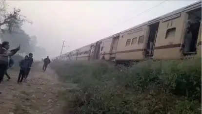 Prayagraj Breaking News: दो हिस्सों में बंटी चलती ट्रेन, 200 मीटर आगे निकला गंगा गोमती एक्सप्रेस का इंजन, बोगियां छोड़कर चली गयी ट्रेन तो मचा हड़कंप