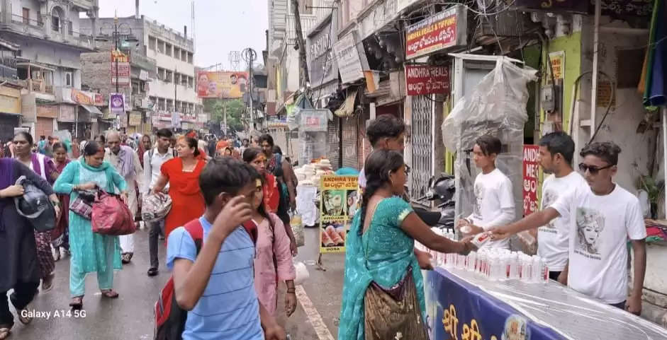 Varanasi News: श्री श्री गीता सोसाइटी द्वारा सावन मास के पवित्र पर्व पर खाद्य सामग्रियों का किया वितरण