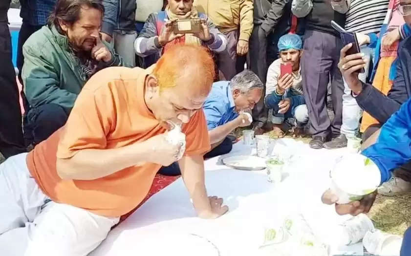 Bihar News: बिहार में अनोखी प्रतियोगिता! 3 मिनट में साढ़े तीन किलो दही खा कर बना विजेता, 500 लोगों ने खा लिया 5 क्विंटल दही