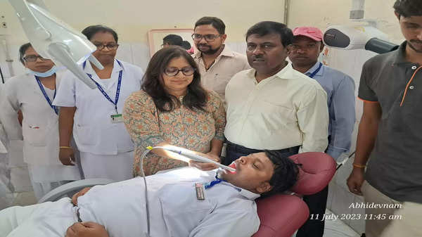 Varanasi News: बरेका केन्द्रीय चिकित्सालय के दंत चिकित्सा विभाग में अत्याधुनिक डेंटल चेयर का किया गया स्थापना