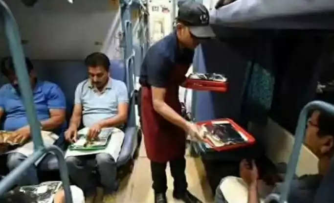 Indian Railways: यात्रीगण कृपया ध्यान दे! IRCTC का नया अपडेट, शताब्दी-राजधानी-दुरंतो के यात्र‍ियों को फ्री में म‍िलेगा नाश्‍ता-खाना
