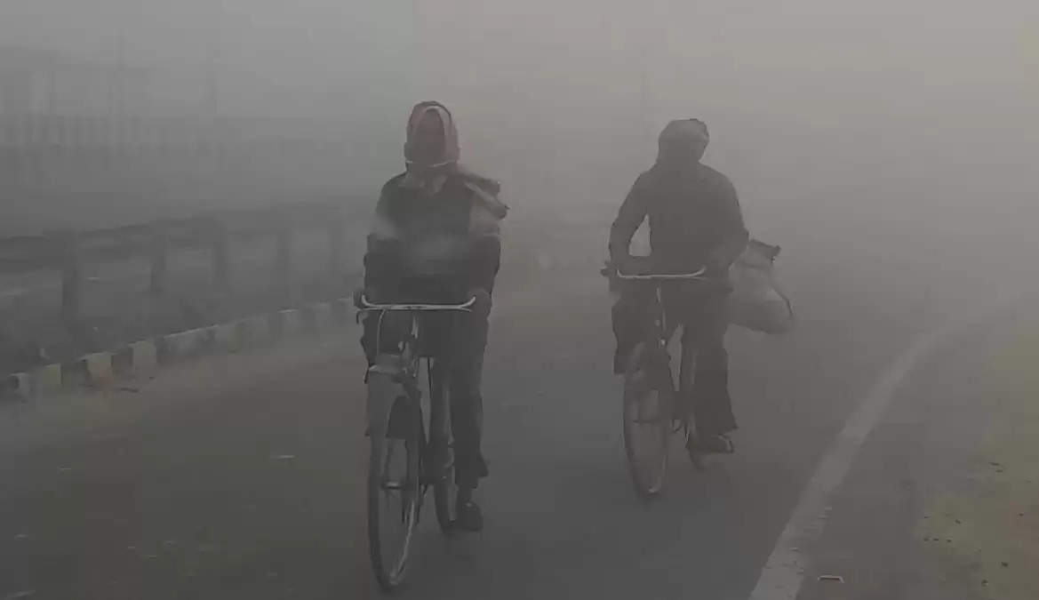 Weather In Varanasi: वाराणसी में कोहरे की दस्तक के साथ बढ़ी ठंड