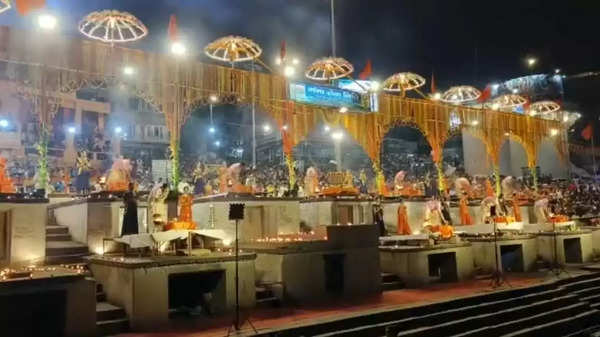 Varanasi News: काशी में दिखा देवलोक जैसा नजारा, भव्य आरती में उमड़ा जन सैलाब