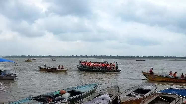 weather in varanasi: वाराणसी में तेज हवा ने रोका गंगा में नौका विहार, दो दिन बाद बारिश का अलर्ट
