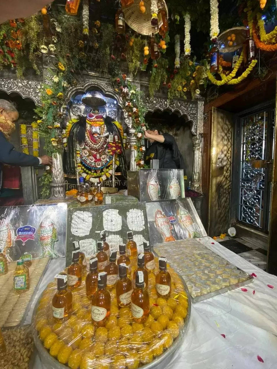Varanasi News: मदिरा की बोतलों से बाबा कालभैरव का हुआ श्रृंगार, दरबार में उमड़ा भक्तों का जन सैलाब
