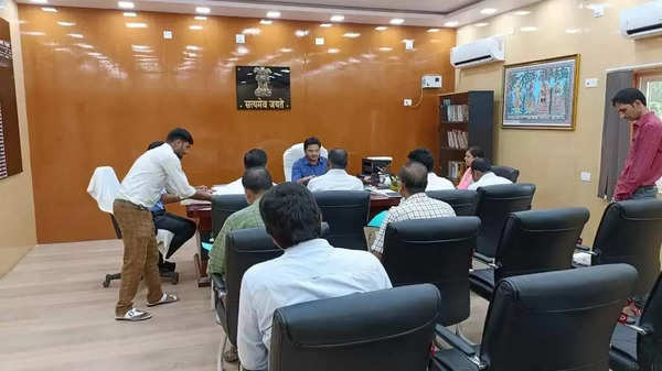 Madhubani News: मधुबनी जिलाधिकारी अरविन्द कुमार वर्मा की अध्यक्षता में आपूर्ति टास्क फोर्स की बैठक हुई आयोजित