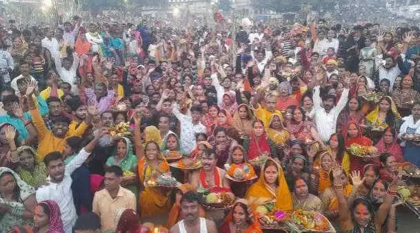 Chhath Puja 2022: उगते सूर्य को अर्घ्य के साथ लोक आस्था के महापर्व का समापन, भक्तिमय रहा माहौल