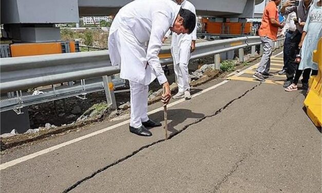 छह महीने में ही मुंबई के अटल सेतु में दिखी दरार, नाना पटोले ने लिया जायजा; कहा- अटल जी के नाम पर भ्रष्टाचार कर रही भाजपा