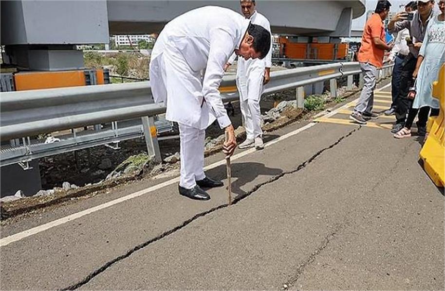 छह महीने में ही मुंबई के अटल सेतु में दिखी दरार, नाना पटोले ने लिया जायजा; कहा- अटल जी के नाम पर भ्रष्टाचार कर रही भाजपा