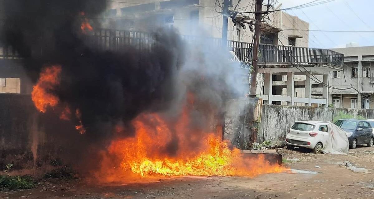 जिला न्यायालय की दीवार से सटे बिजली ट्रांसफार्मर में लगी आग, तीस मिनट जलता रहा तेल