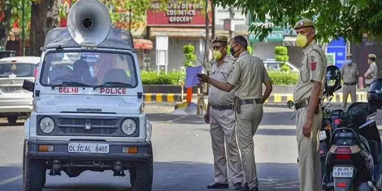 मिठाई लेने गए पति-पत्नी, चोरों ने बच्चों समेत उड़ा ली कार; ऐसे पकड़े गए बदमाश