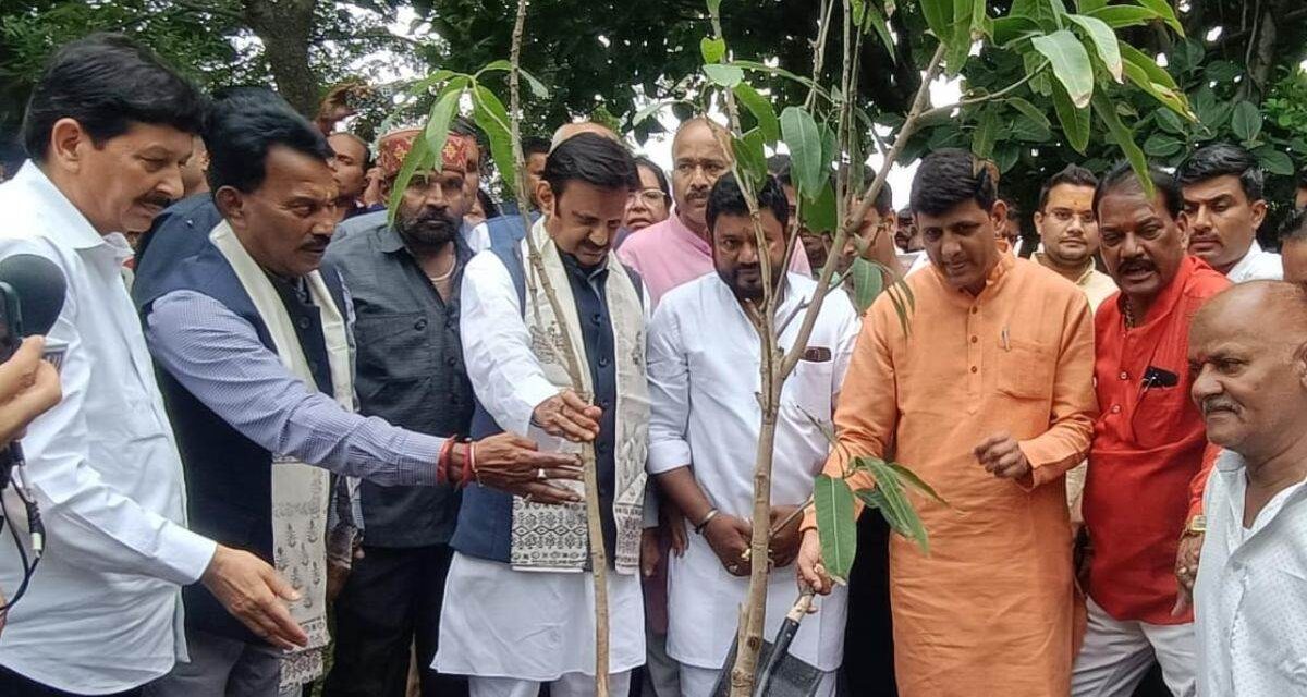 इंदौर के आश्रम में 6 बच्चों की मौत पर बोले डिप्टी सीएम राजेंद्र शुक्ला- “मुझे इसकी जानकारी नहीं, पता करके बात करुंगा”