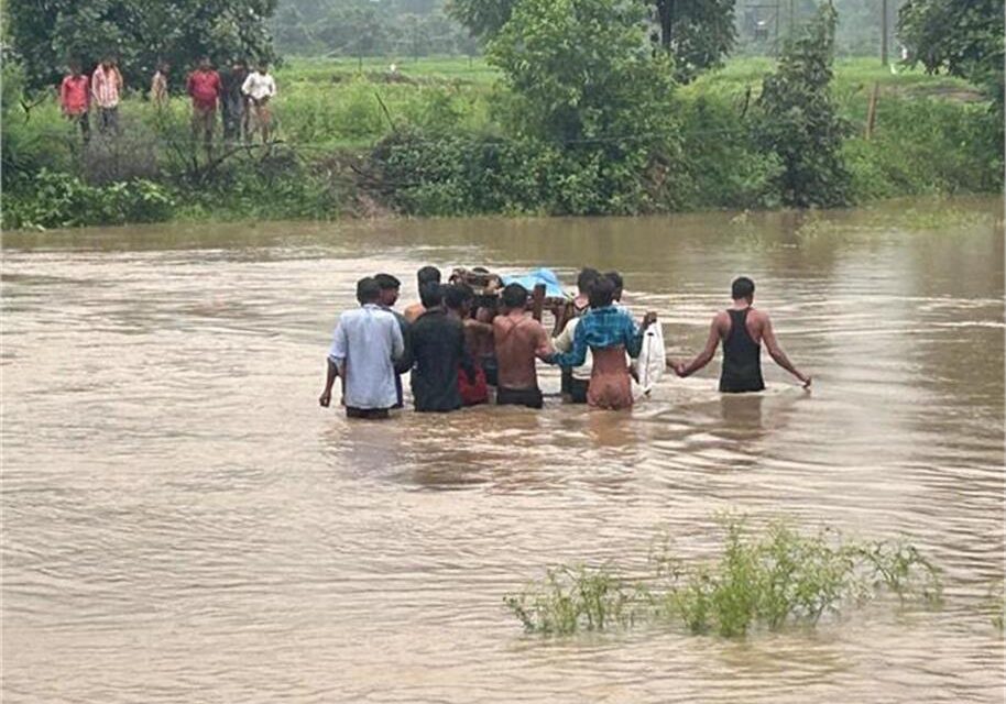 खाट पर शव रखकर पार करनी पड़ी नदी, अस्पताल ले जाते समय हुई मौत