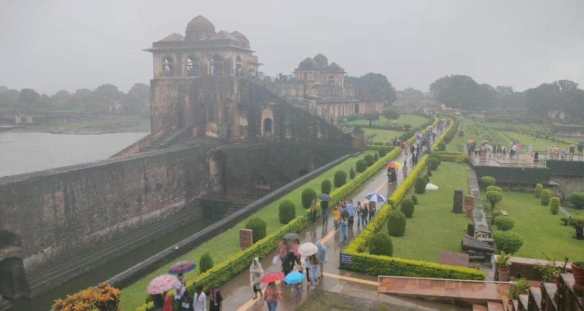 जमीं पर उतरे बादल… मांडू में जन्नत से नजारे देख मंत्र मुग्ध सैलानी