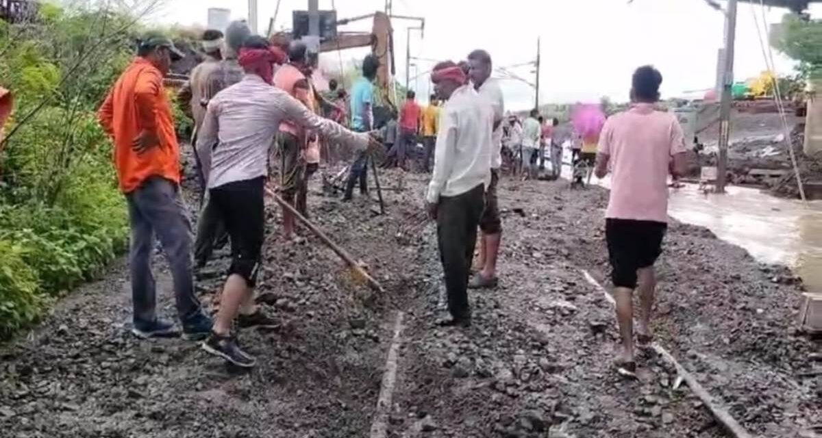 सागर में भारी बारिश ने बढ़ाई मुसीबत, गिरवर स्टेशन के पास रेलवे ट्रैक पर आया मलबा, पांच घंटे तक यातायात अवरुद्ध