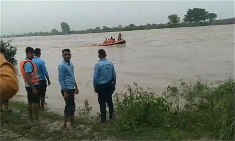 शिवपुरी में सिंध नदी में आए उफान के चलते टापू पर फंसे 8 लोग, केंद्रीय मंत्री सिंधिया ने कलेक्टर को किया फोन