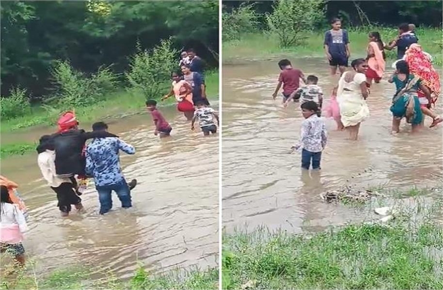 छत्तीसगढ़ में बारिश से बिगड़े हालात, दूल्हे दुल्हन को गोद में उठाकर पार करवाना पड़ा नाला