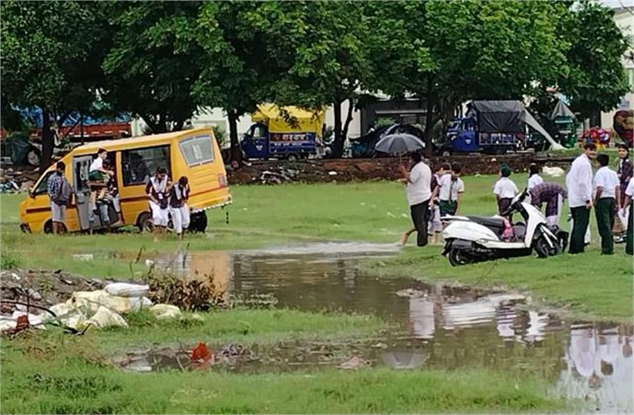 बड़ी खबर: पंजाब में बच्चों से भरी School Bus पलटी, मची चीख-पुकार